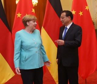 这是会谈前，李克强在人民大会堂北大厅为默克尔举行欢迎仪式。