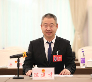 福建省第十四届人民代表大会代表陈建才在会上发言。福建允升复合材料公司供图