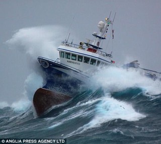 大洋之怒:暴虐天气与狂风巨浪中的船只(图)