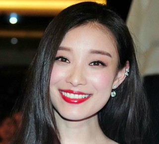 倪妮的五官属于上妆后特别有惊艳感,红唇让整个脸部都生动起来,搭配