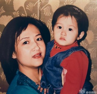 关晓彤被扒家底:爸爸是演员妈妈是大美人 还有个"假小子"姐姐(组图)