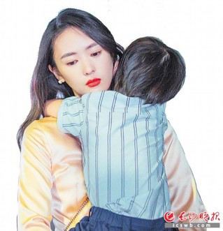 　　童瑶饰演的顾佳是一位十分称职的母亲，为母则刚的一幕感动了很多观众。均为资料图片