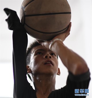 （体育）（13）独臂少年 篮球追梦