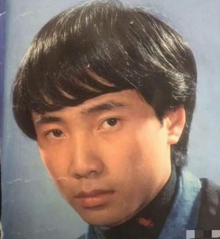 徐峥早年当发型模特旧照曝光 黑发蓬松刘海浓密