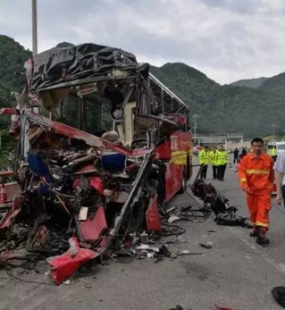 京昆高速特大交通事故致36死:多数乘客熟睡 没系安全带