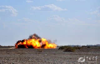 在未爆弹上捆绑tnt炸药块.