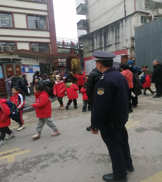 图为：上、下学期间守护市容秩序.png