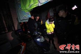 西安警方夜查城中村抓获17名"站街女"