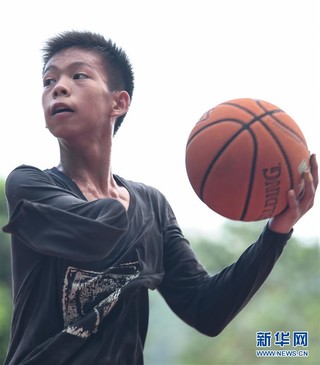 （体育）（7）独臂少年 篮球追梦