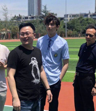 照片里吴磊穿着校服坐在教室中认真听讲,还与同学们互动一起拍照,拍摄