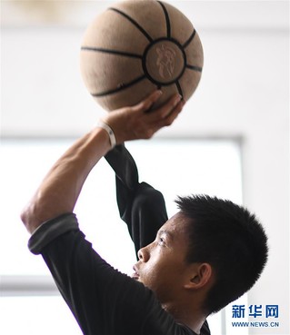 （体育）（1）独臂少年 篮球追梦