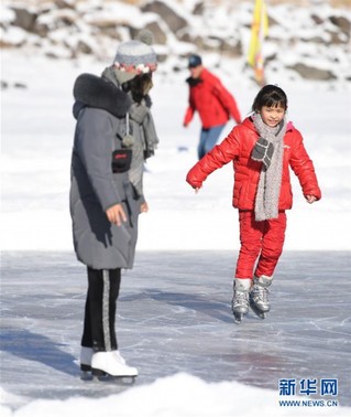 （社会）（3）新疆天池景区推出“冰封雪湖”冰上项目