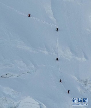 （2020珠峰高程测量）（6）修路运输队员突破北坳天险 预计12日修通顶峰路线
