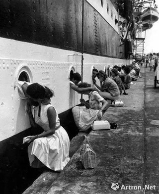 战争总是伤感的，但也有温情的一面，二战士兵临别前的集体之吻 1940 年