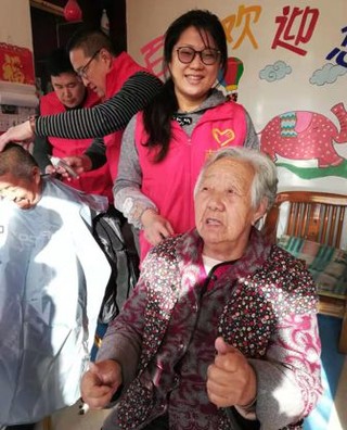 赵凤在养老院为老人理发