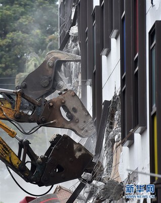 （突发事件后续）（2）台湾花莲动用大型机械清理无人地震灾害现场