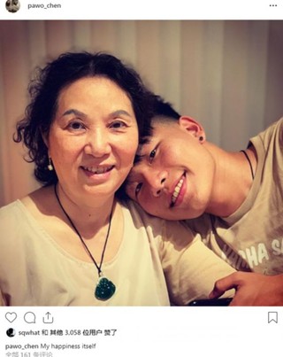 陈坤陪母亲和儿子逛街 儿子陈尊佑模样十分乖巧