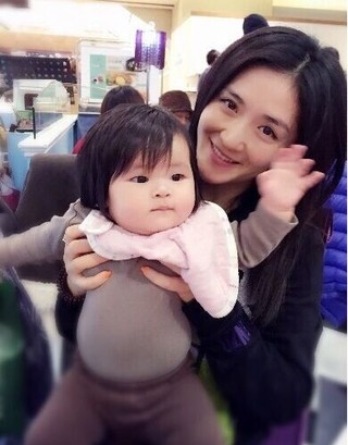 实习好爸妈谢娜张杰抱阿雅孩子温馨有爱(2 /8张)