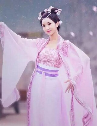 当红女星古装披风大pk,热巴这次输给了她?