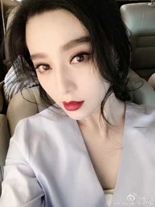 杨幂自拍变非主流细数女星绝美自拍照:范冰冰红唇吸睛周冬雨素颜