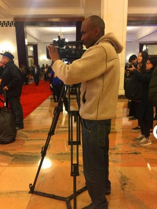 中国共产党第十九次全国代表大会开幕会场外，外国记者为采访忙碌着。（人民网记者 余清楚 摄）