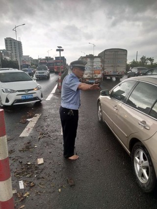 天降暴雨车抛锚,遂溪交警"光脚"来帮忙