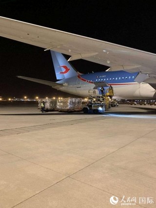 3月23日，一架搭载大批防疫物资的专机由北京飞抵意大利米兰。