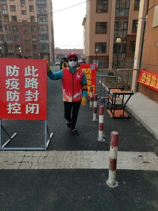 疫情期间赵凤在小区站岗