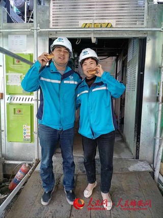 来自河南平顶山的董振武、张素清夫妇是电梯司机，从去年正月初七回到工作岗位，一直没有回家。中秋节，二人拿着月饼，开心地说，能够亲身参与雄安建设，非常自豪，不管在什么岗位，都会努力工作，多挣点钱，年前早点回家陪陪老人和孩子。