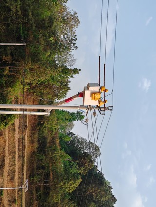 南方电网兴仁供电局工作人员对鲤鱼坝村低电压农网改造线路进行带电作业安装现场。