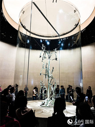三星堆博物馆展出的高3.96米、重360斤的一号青铜神树，是国内外迄今发现同时期最大的青铜神树。人民网记者 羡江楠摄