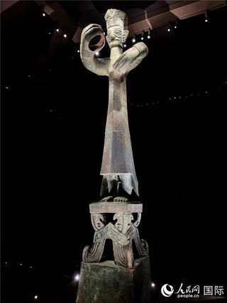 三星堆博物馆展出的青铜大立人像。人民网记者 羡江楠摄