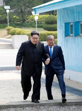 迄今为止, 朝鲜最高领导人金正恩与韩国总统文在寅有过两次会晤.