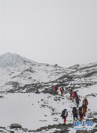 （2020珠峰高程测量）（3）修路运输队员突破北坳天险 预计12日修通顶峰路线