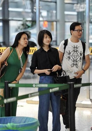 8月29日,郑爽与爸妈一起现身机场.