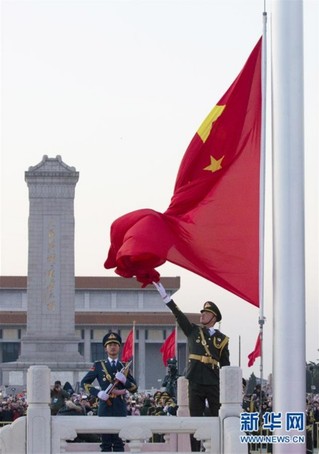 这是由人民解放军担负国旗护卫任务后,首次举行的升旗仪式