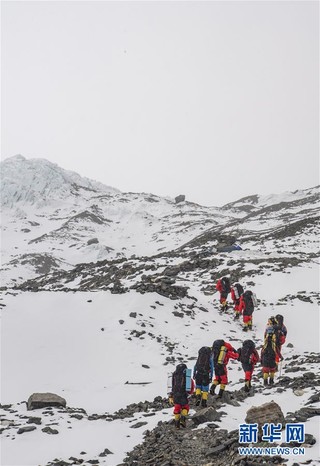 （2020珠峰高程测量）（2）修路运输队员突破北坳天险 预计12日修通顶峰路线
