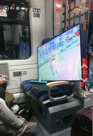 中毒太深 德国小伙火车上用电视打游戏 