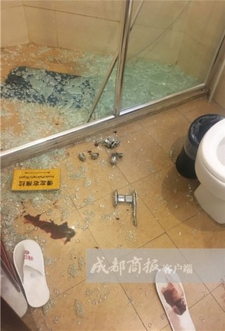 女子酒店洗澡 遇玻璃门碎裂满手是血