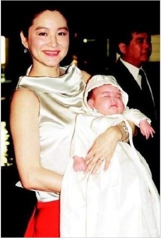 1996年,林青霞以42岁高龄产下大女儿爱林,5年后再生下次女言爱,当时