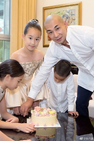 9月24日,赵文卓大女儿生日,张丹露在微博晒出多张美照为女儿庆生.