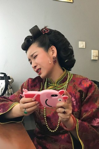 照片中,秦海璐以话剧《四世同堂》中大赤包形象示人,身着具有年代感