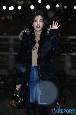 郑丽媛李先彬李艾儿等韩女星长外套搭牛仔裤引领2018冬季时尚穿搭组图