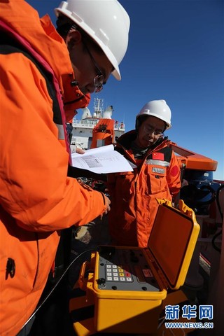 （“雪龙”探南极·图文互动）（1）“雪龙2”号首次回收和布放南极考察潜标