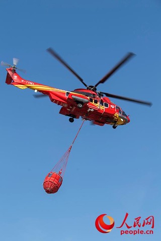 北京市航空应急救援队的h225型直升机进行消防救援实战演练.