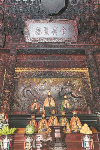 台南四鲲鯓龙山寺始建于南明永历十六年（1662年），是台湾最早兴建的清水祖师庙，所奉清水祖师，系随郑成功赴台，驻守台江屏障七鲲鯓古地的漳泉军士蔡姓者，携自安溪清水岩“鬼湖洞”。四鲲鯓龙山寺传承清水祖师佛诞时举行的“踏火”科仪，保留下全台寺庙最独特的文化景观。由于建庙历史悠久，庙里至今保存有大量历史文物，其中，出自台南门匠之手的“四大鬼王”彩绘门神，是全台寺庙中唯一以鬼王立于偏门担任门神的。