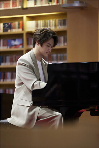 图为张浩天在分享会现场弹奏钢琴曲。（国家大剧院供图）