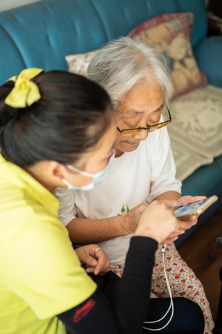 万科物业管家为老人提供关怀服务。万科物业供图