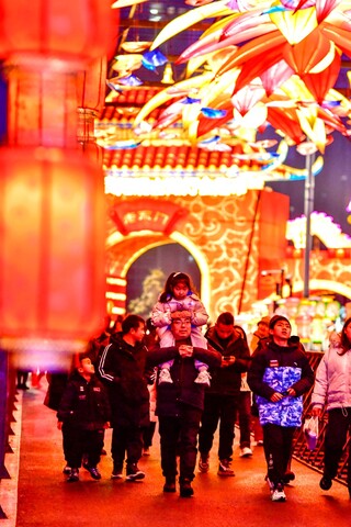 市民游客陆续来到观山湖灯会庙市。