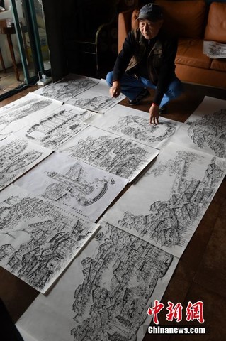 秦廷光介绍自己用毛笔创作的老重庆绘画作品.周毅 摄